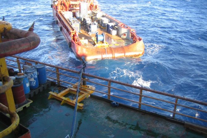 Vessel-based gravel pack support in operation.