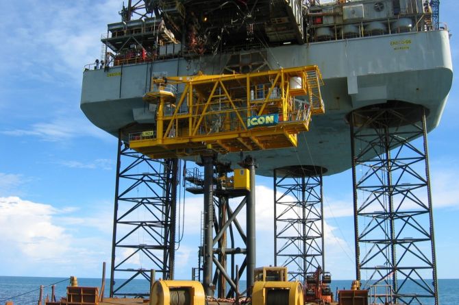 Example of Lowering Topsides into position from Drilling Rig.